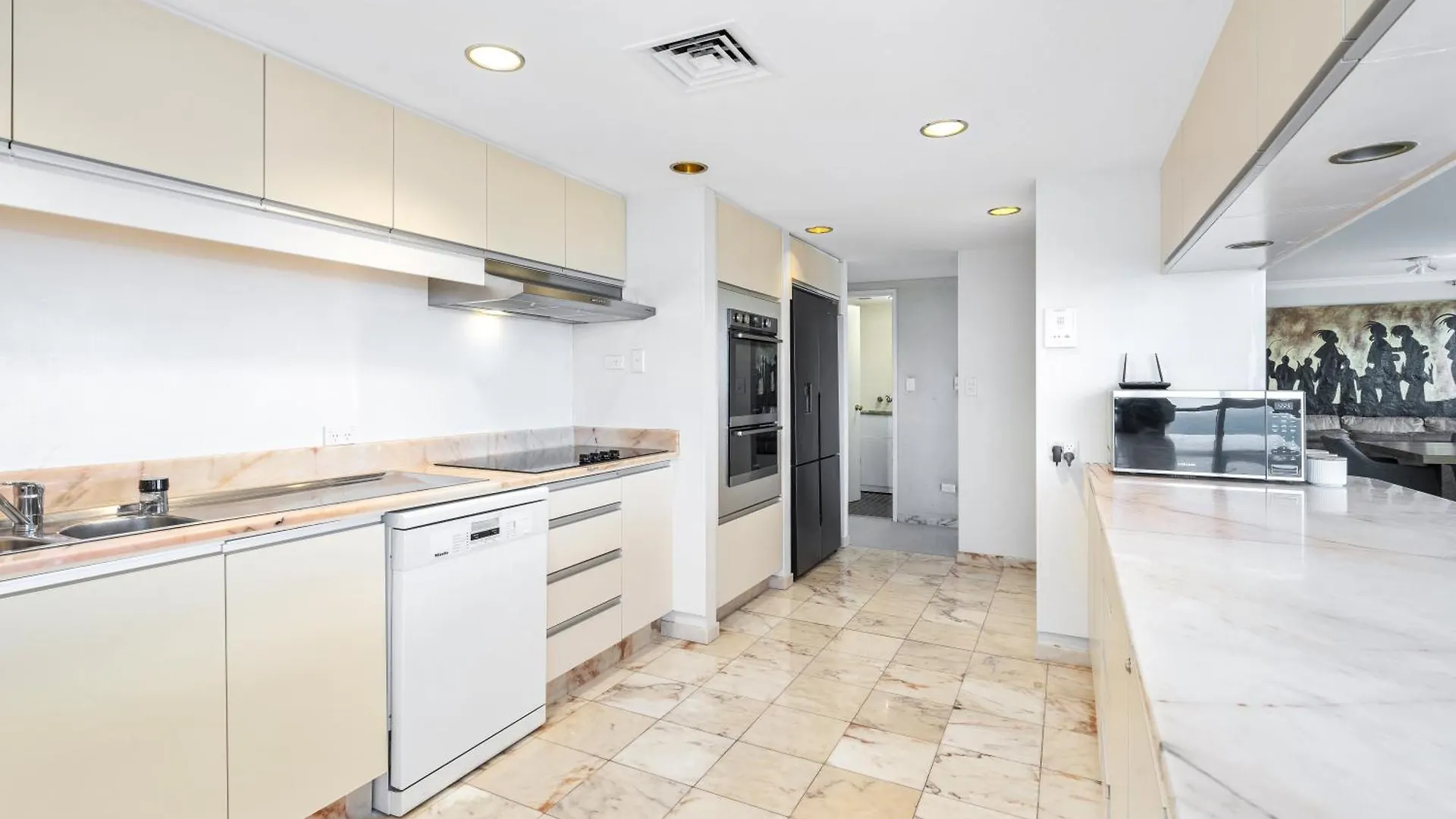 Step Back In Time In This Retro Chic 3 Bedroom Penthouse At Zenith - Q Stay 골드코스트 오스트레일리아