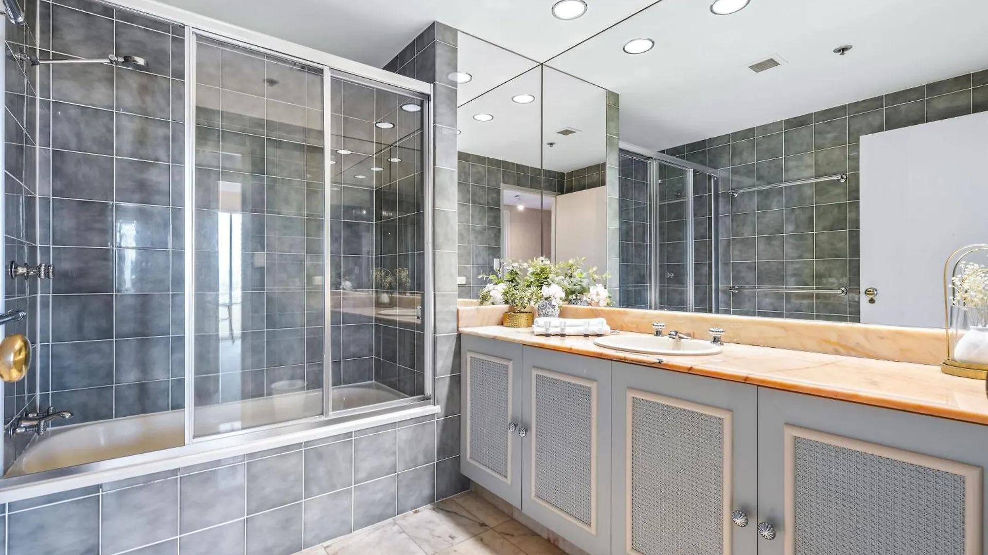 Step Back In Time In This Retro Chic 3 Bedroom Penthouse At Zenith - Q Stay 골드코스트 0*,  오스트레일리아