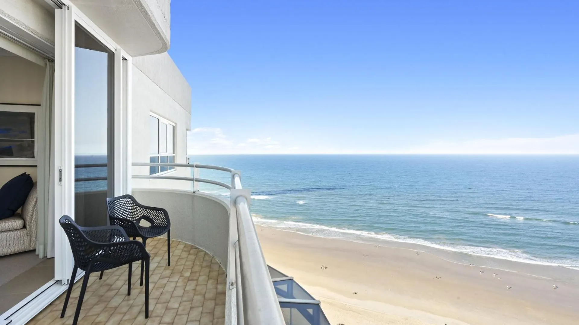 Step Back In Time In This Retro Chic 3 Bedroom Penthouse At Zenith - Q Stay Gold Coast 0*,  Austrália