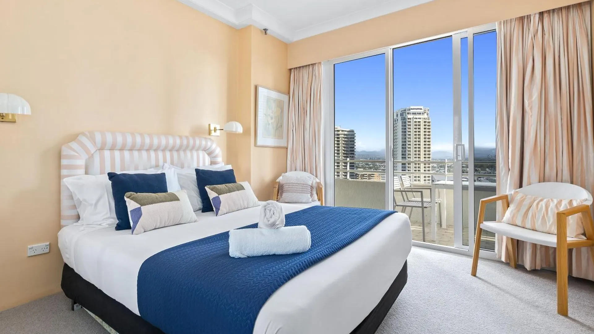 Step Back In Time In This Retro Chic 3 Bedroom Penthouse At Zenith - Q Stay Gold Coast 0*,