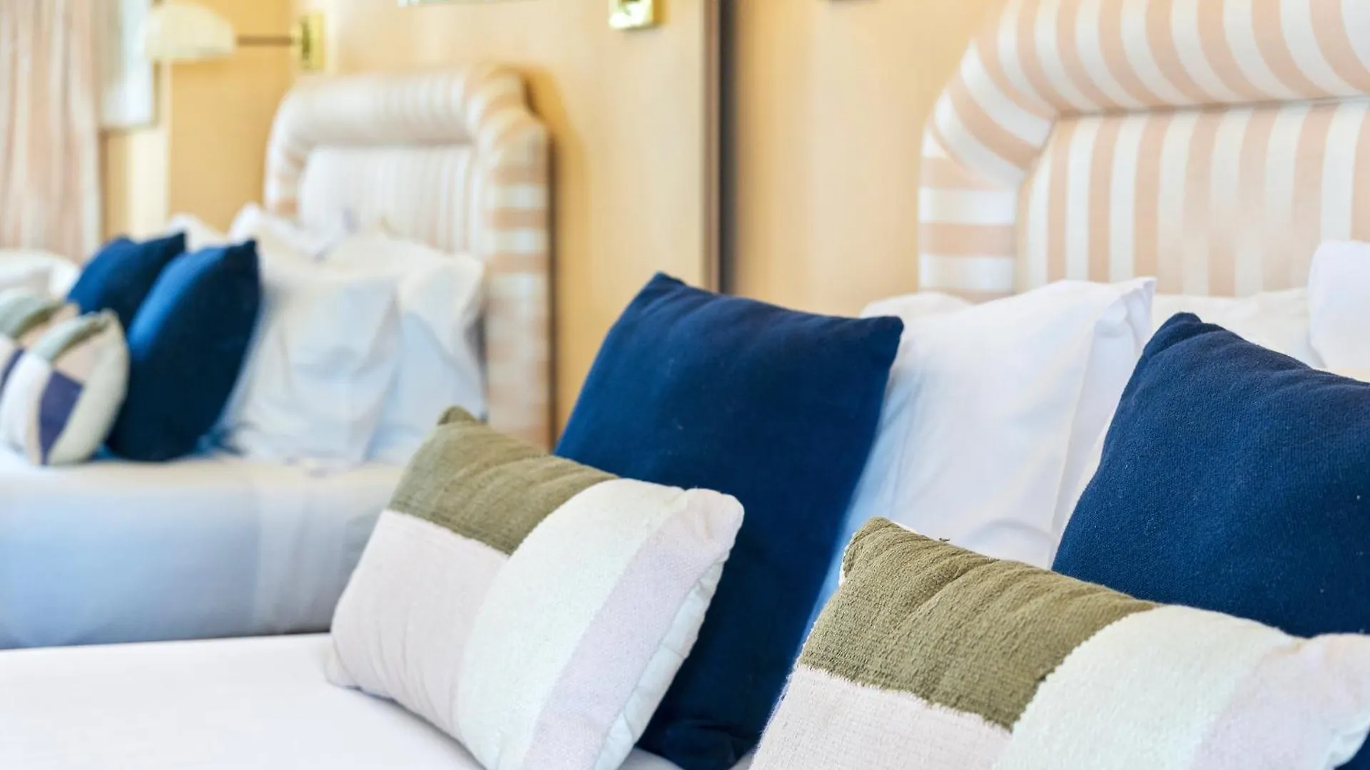 Step Back In Time In This Retro Chic 3 Bedroom Penthouse At Zenith - Q Stay Gold Coast