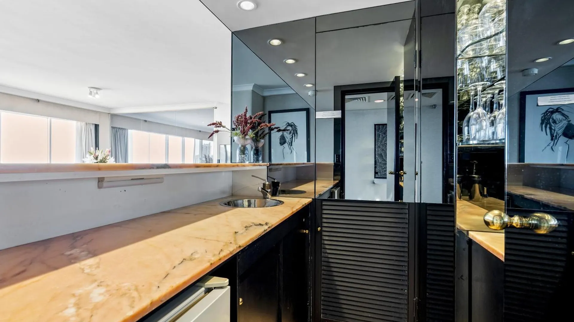 Step Back In Time In This Retro Chic 3 Bedroom Penthouse At Zenith - Q Stay Gold Coast Austrália