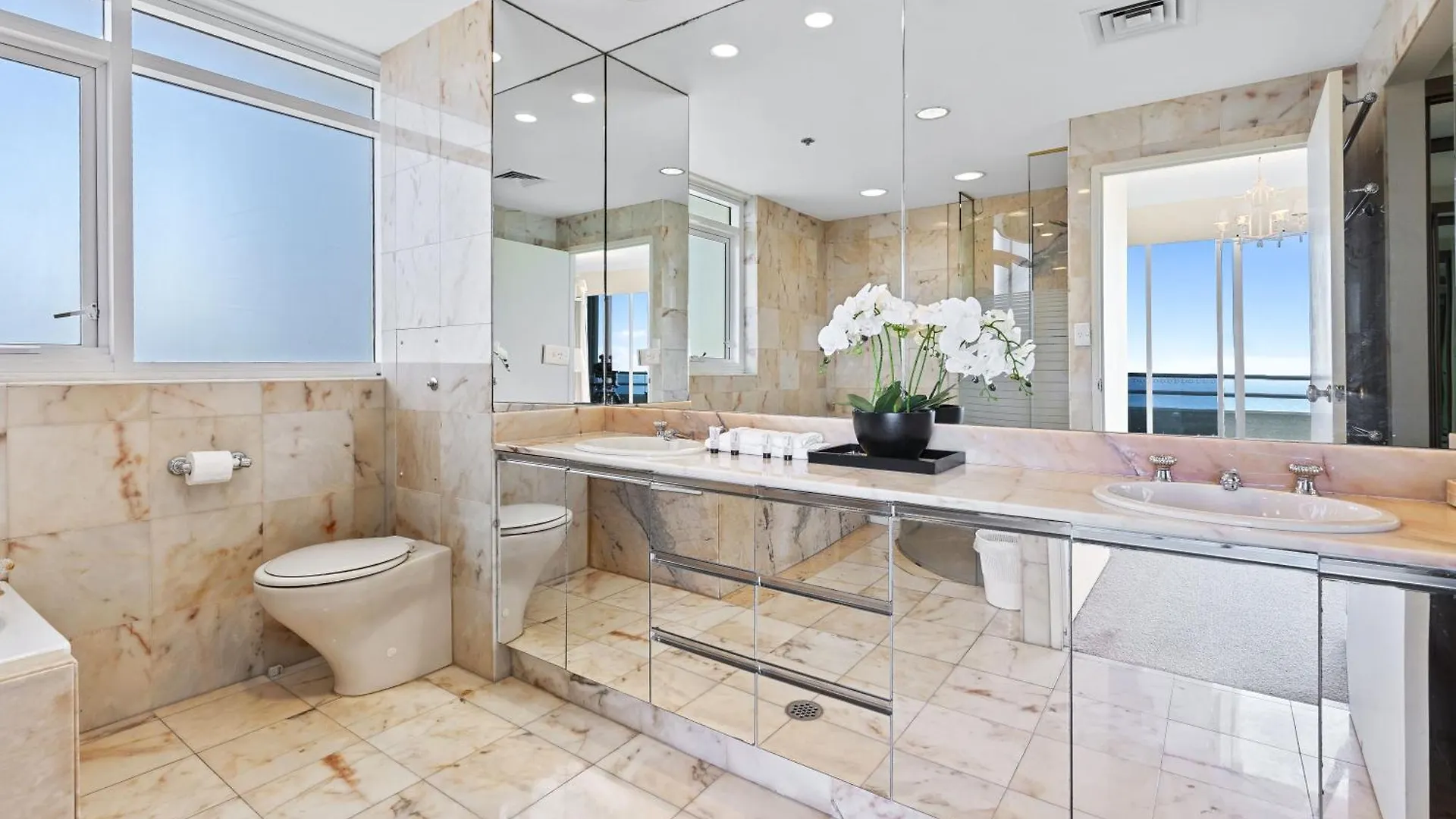 Step Back In Time In This Retro Chic 3 Bedroom Penthouse At Zenith - Q Stay Gold Coast