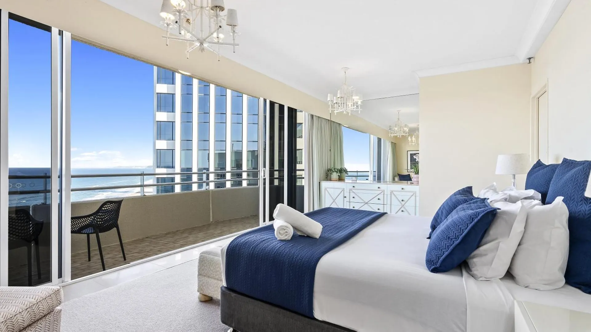 Step Back In Time In This Retro Chic 3 Bedroom Penthouse At Zenith - Q Stay Gold Coast
